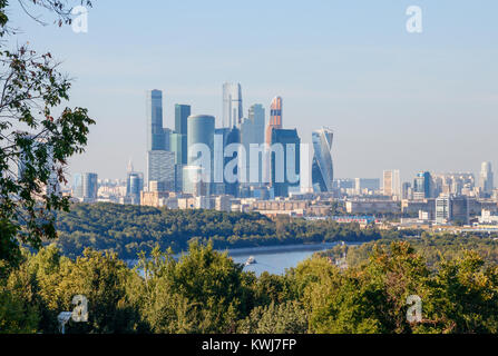 Toits de Moscou avec le gratte-ciel du centre d'affaires international de Moscou (CBIM), la Russie. Banque D'Images