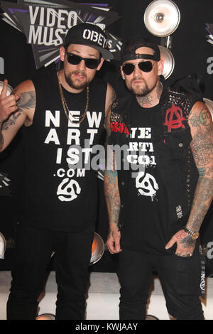 LOS ANGELES, CA - le 28 août : Benji Madden Joel Madden arrive à la 2011 MTV Video Music Awards au Nokia Theatre L.A. Vivre le 28 août 2011 à Los Angeles, Californie. Personnes : Joel Madden Benji Madden Banque D'Images