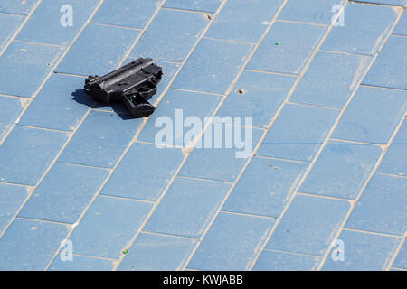 Pistolet sur le sol. Des jouets pour enfants. Banque D'Images