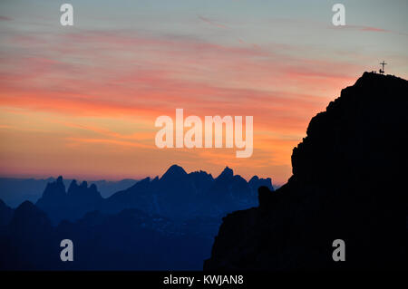 Coucher du Soleil vue depuis le Rifugio Lagazuoi , Dolomites, Italie. Banque D'Images