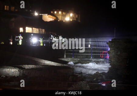 Les vagues déferlent contre le mur dans la mer restant Portreath, Cornwall, que Storm Eleanor fouetté le Royaume-uni avec violente tempête de vent jusqu'à 100mph, laissant des milliers de foyers sans électricité et en frappant les transports en commun. Banque D'Images