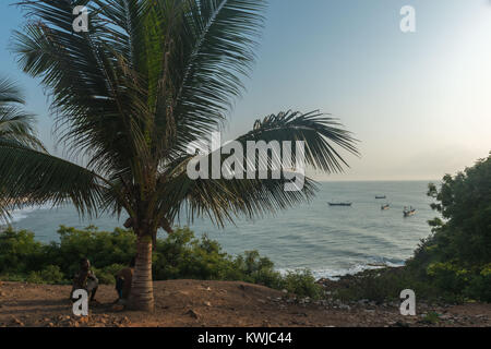 Vue de Fort Good Hope sur la Gold Coast avec des bateaux de pêche, Senya Beraku, Région du Centre, le Ghana, l'Afrique Banque D'Images