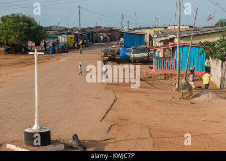 Petite ville de Senya Beraku, Gold Coast, Région du Centre, le Ghana, l'Afrique Banque D'Images