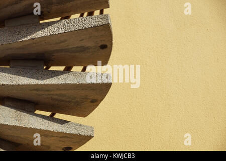Close up of a fire escape sur le mur au coucher du soleil Banque D'Images