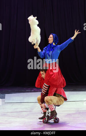 Victoria Akimova (haut) que Gerda et Sergueï Akimov que Kai avec des chiens entraînés dans le Circus Show Snow Queen par grand cirque de Moscou Banque D'Images