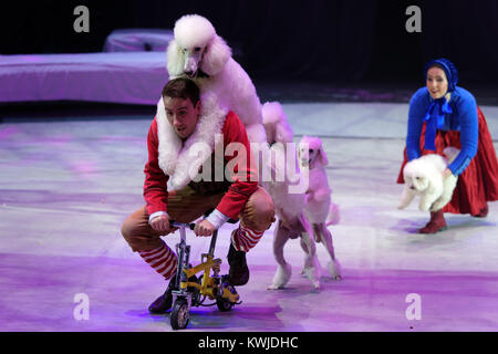 Victoria Akimova (droite) comme Gerda et Sergueï Akimov que Kai avec des chiens entraînés dans le Circus Show Snow Queen Banque D'Images