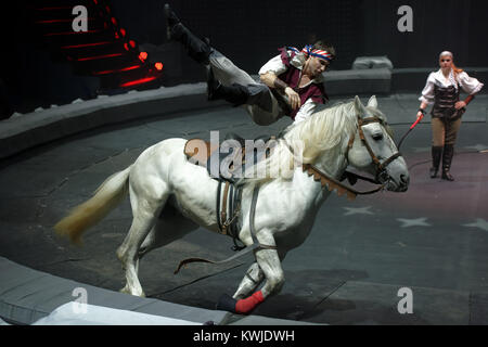 Les cavaliers du cirque de la dynastie des Alexandrov-Serge dans l'avant-première du salon Snow Queen par grand cirque de Moscou Banque D'Images