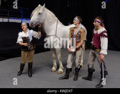 Les cavaliers du cirque de la dynastie des Alexandrov-Serge au cours de conférence de presse consacrée à la première de the show Snow Queen à Saint-Pétersbourg, Russie Banque D'Images