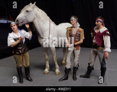 Les cavaliers du cirque de la dynastie des Alexandrov-Serge au cours de conférence de presse consacrée à la première de the show Snow Queen à Saint-Pétersbourg, Russie Banque D'Images