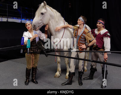 Les cavaliers du cirque de la dynastie des Alexandrov-Serge au cours de conférence de presse consacrée à la première de the show Snow Queen à Saint-Pétersbourg, Russie Banque D'Images