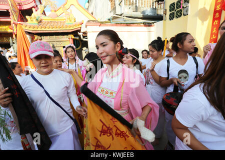 Le festival végétarien, également connu sous le nom de l'empereur neuf dieux Festival, est un événement annuel à Phuket où les participants pierce leurs corps et visages. Banque D'Images