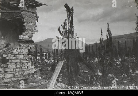 Cimetière détruit à Görz photographié le 31 octobre 1917, montrant les dommages causés par la guerre aux tombes, pierres tombales et structures environnantes causés par l'artillerie ou les combats pendant la première Guerre mondiale Banque D'Images