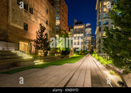 La ligne haute promenade (Highline) illuminée la nuit en été. Chelsea, Manhattan, New York City Banque D'Images
