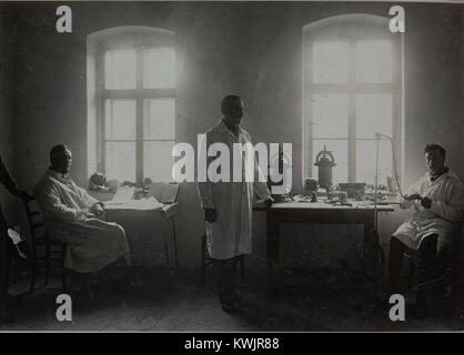 Cette photographie de décembre 1916 montre une clinique dentaire (Zahnärztl. Ambulatorium) en Allemagne, reflétant les pratiques du début du XXe siècle en soins dentaires. Banque D'Images