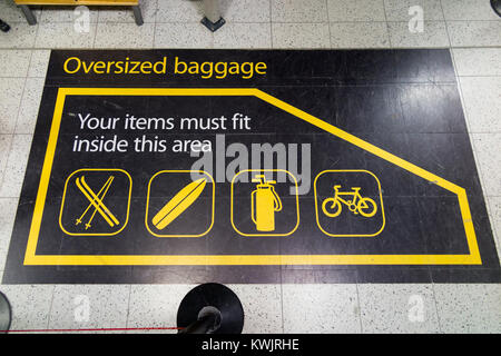 Guide des tailles au dépôt des bagages surdimensionnés région zone à l'aéroport de London Gatwick, pour les articles de bagages des passagers qui sont trop grands pour la normale à l'hôtel. UK Banque D'Images