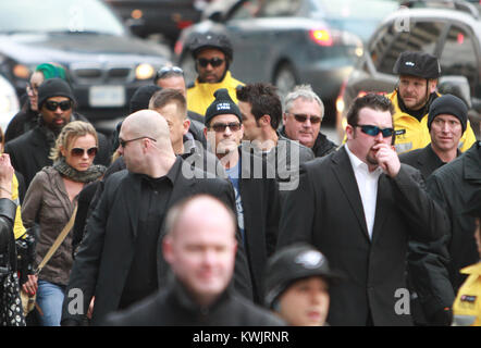 TORONTO, ON - le 15 avril : Charlie Sheen est vu à pied de l'Hôtel Ritz Carlton à Massey Hall pour ses violents Torpedo de vérité d' le 15 avril 2011 à Toronto, Canada. People : Charlie Sheen Banque D'Images