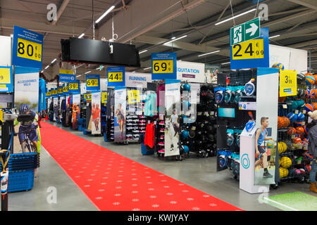 Shop intérieur / à l'intérieur de la sport Decathlon / Articles / boutique / revendeur store Aix les Bains / Grésy-sur-Aix. La France. (93) Banque D'Images