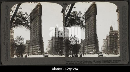 Cette image stéréoscopique montre le Flatiron Building à New York, un emblématique immeuble de bureaux triangulaire de 22 étages à ossature d'acier achevé en 1902, connu pour sa forme distinctive. Banque D'Images