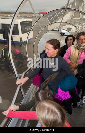 Mère avec enfants Conseil / monter à bord d'un avion / grimper les escaliers jusqu'à l'avion à l'aide de biens meubles escaliers / escaliers / escaliers rampe mobile. Genève Banque D'Images