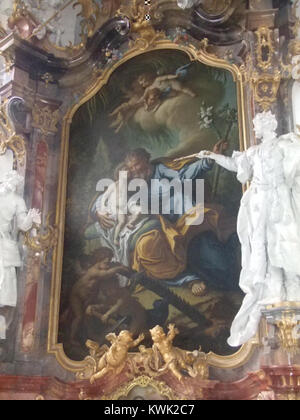 Détail du portail de l'Münster Unserer Lieben Frau à Zwiefalten, Allemagne, montrant la statue de Saint Benoît au-dessus de l'entrée sur la façade ouest de l'église abbatiale baroque tardif. Banque D'Images