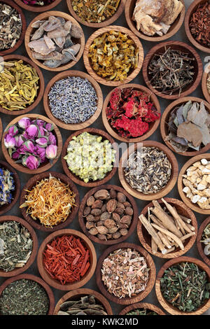 La médecine de fines herbes naturelles sélection avec une variété d'herbes séchées et de fleurs dans des bols en bois. Vue d'en haut. Banque D'Images