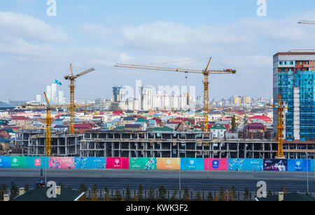 Travaux de construction réalisés sur le développement de nouveaux bâtiments modernes et vue sur la ville, Nur-Sultan (Astana), capitale du Kazakhstan Banque D'Images