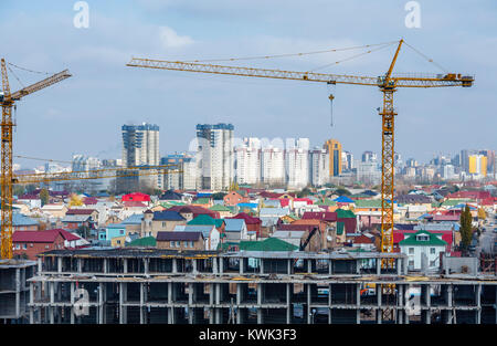 Travaux de construction réalisés sur le développement de nouveaux bâtiments modernes et vue sur la ville, Nur-Sultan (Astana), capitale du Kazakhstan Banque D'Images