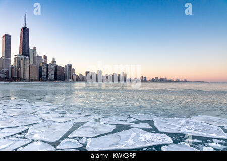 Dans un Chicago sur le lac Michigan, partiellement gelé sur l'un des jours les plus froids de l'année. Banque D'Images