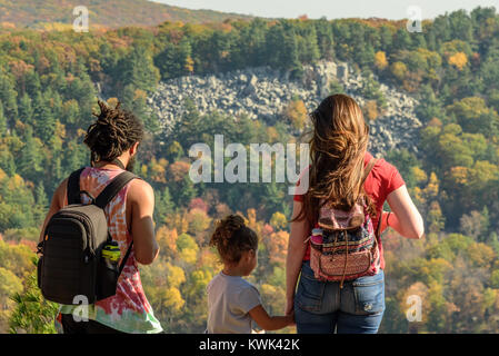 Jeune famille à la couleur à l'automne à l'ouest du haut du promontoire de Devils Lake State Park dans le Wisconsin Banque D'Images