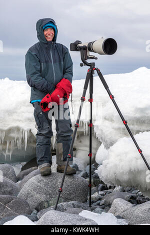 Photographe avec téléobjectif énorme capturer la faune ; Half Moon Island ; l'Antarctique Banque D'Images