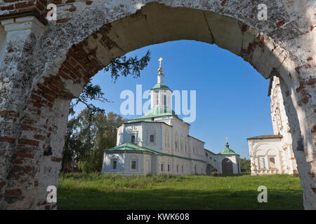 Voir à travers l'arche de la Porte Sainte à l'église de Saint Serge de Radonezh dans Dymkovo Sloboda de Veliki Ustyug, Vologda Region, Russie Banque D'Images