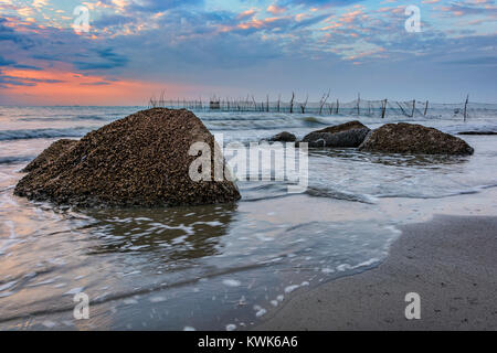 Matin nuageux à Bandar Abbas,plage du sud de l'Iran. Banque D'Images