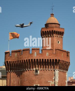 CASTILLET À PERPIGNAN AVEC DRAPEAU CATALAN. AIRBUS A400M CARGO MILITAIRE DANS L'ARRIÈRE-PLAN. Banque D'Images