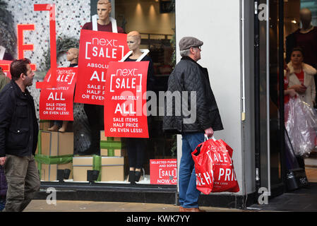 Les achats de Noël, ventes de Noël, Boxing Day Sales, Topshop, Next, M&S, Lush Cosmetics , signes de vente. Swansea et Cardiff. Banque D'Images