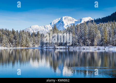 Winter Wonderland idyllique avec Crystal Clear Mountain Lake dans les Alpes par une froide journée ensoleillée Banque D'Images
