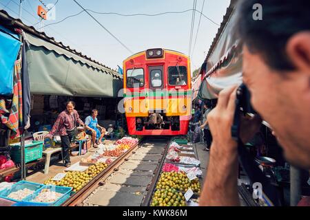 Maeklong, Thaïlande - 4 novembre 2017 : marché ferroviaire le 20 novembre 2017 près de Maeklong. Train dans le marché local est populaire touris Banque D'Images