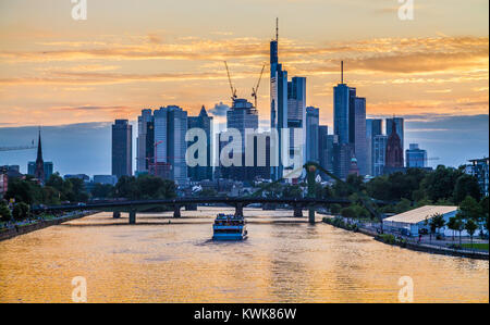 Classic vue panoramique de fameux Frankfurt am Main skyline avec des nuages et le navire à passagers dans le magnifique coucher du soleil d'or Poster crépuscule, Allemagne Banque D'Images