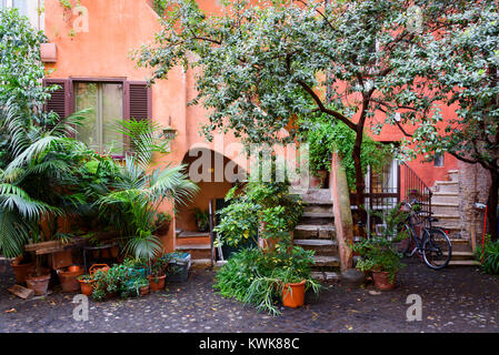 Cour intérieure typiquement romaine dans un coin pittoresque de Trastevere, Rome, Latium, Italie Banque D'Images