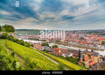Vue Aérienne Vue panoramique de la ville historique de Wurtzbourg avec vignobles idyllique dans le magnifique crépuscule du soir au coucher du soleil sur un jour nuageux en été Banque D'Images