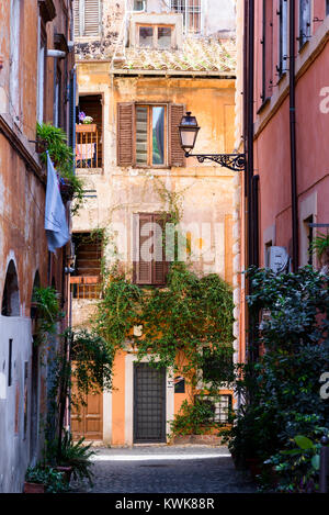 Vieille maison traditionnelle italienne peint en couleur ocre dans un quartier pittoresque de Trastevere Banque D'Images