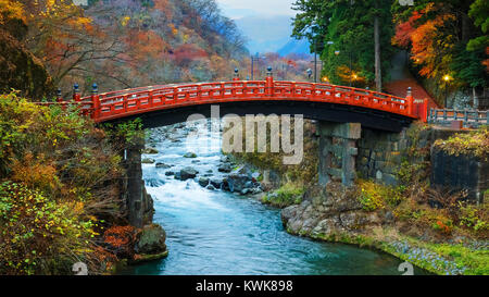 Nikko, JAPON - 16 novembre 2015 : Pont Shinkyo (Sacred) se situe à l'entrée de Futarasan Shrine. Le pont est classé comme l'un des plus beaux du Japon bri Banque D'Images