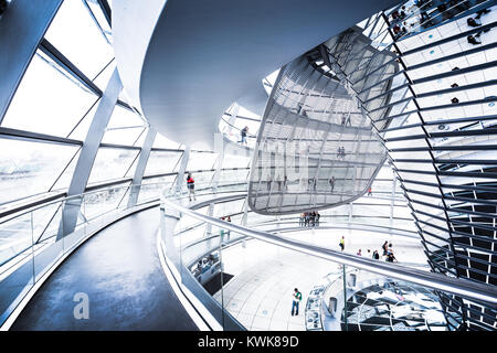 Grand angle de visualisation de l'intérieur de la célèbre coupole du Reichstag à Berlin, Allemagne Banque D'Images