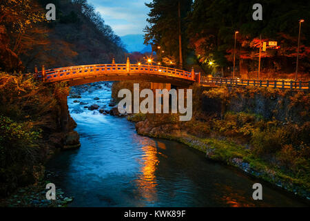 Nikko, JAPON - 16 novembre 2015 : Pont Shinkyo (Sacred) se situe à l'entrée de Futarasan Shrine. Le pont est classé comme l'un des plus beaux du Japon bri Banque D'Images