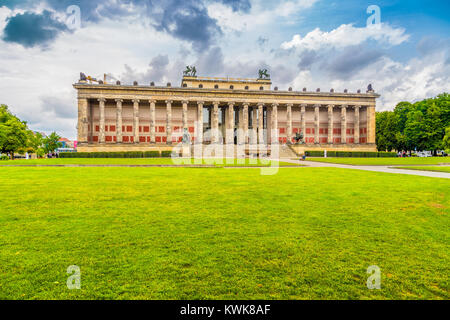 Altes Museum historique (Ancien Musée) avec Lustgarten parc public au célèbre Musée Île sur une belle journée ensoleillée en été, le centre de Berlin, Allemagne Banque D'Images