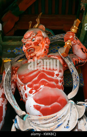 Les deux rois bienveillants des gardes au stand Omotemon ou porte niomon Gate en face de Nikko Toshogu à Nikko, Tochigi, Japon Nikko, JAPON - NOVEMB Banque D'Images