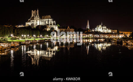 Belle vue sur la ville historique d'Auxerre se reflétant dans la rivière Yonne la nuit, Bourgogne, France Banque D'Images