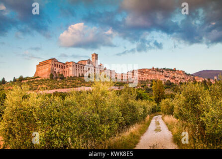 Belle vue sur la vieille ville d'assise avec des nuages dans la lumière du soir d'or, de l'Ombrie, Italie Banque D'Images