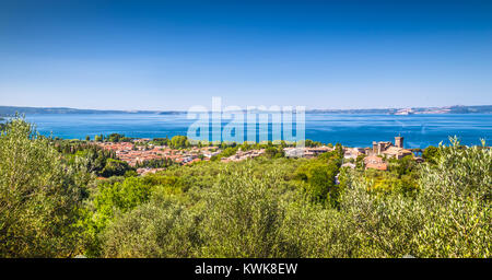 Vue panoramique sur le lac de Bolsena (Lago di Bolsena), province de Viterbe, Latium, Italie centrale Banque D'Images