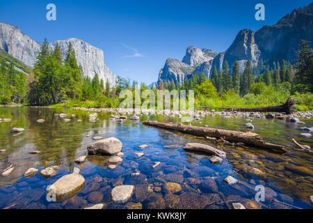 L'affichage classique de la vallée de Yosemite avec El Capitan célèbre sommet mondial de l'escalade et la rivière Merced idyllique sur une journée ensoleillée en été, California, USA Banque D'Images