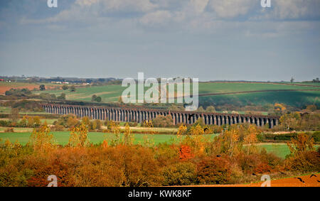 Le Viaduc Harringworth traversant la vallée entre Welland et Rutland Northamptonshire Banque D'Images